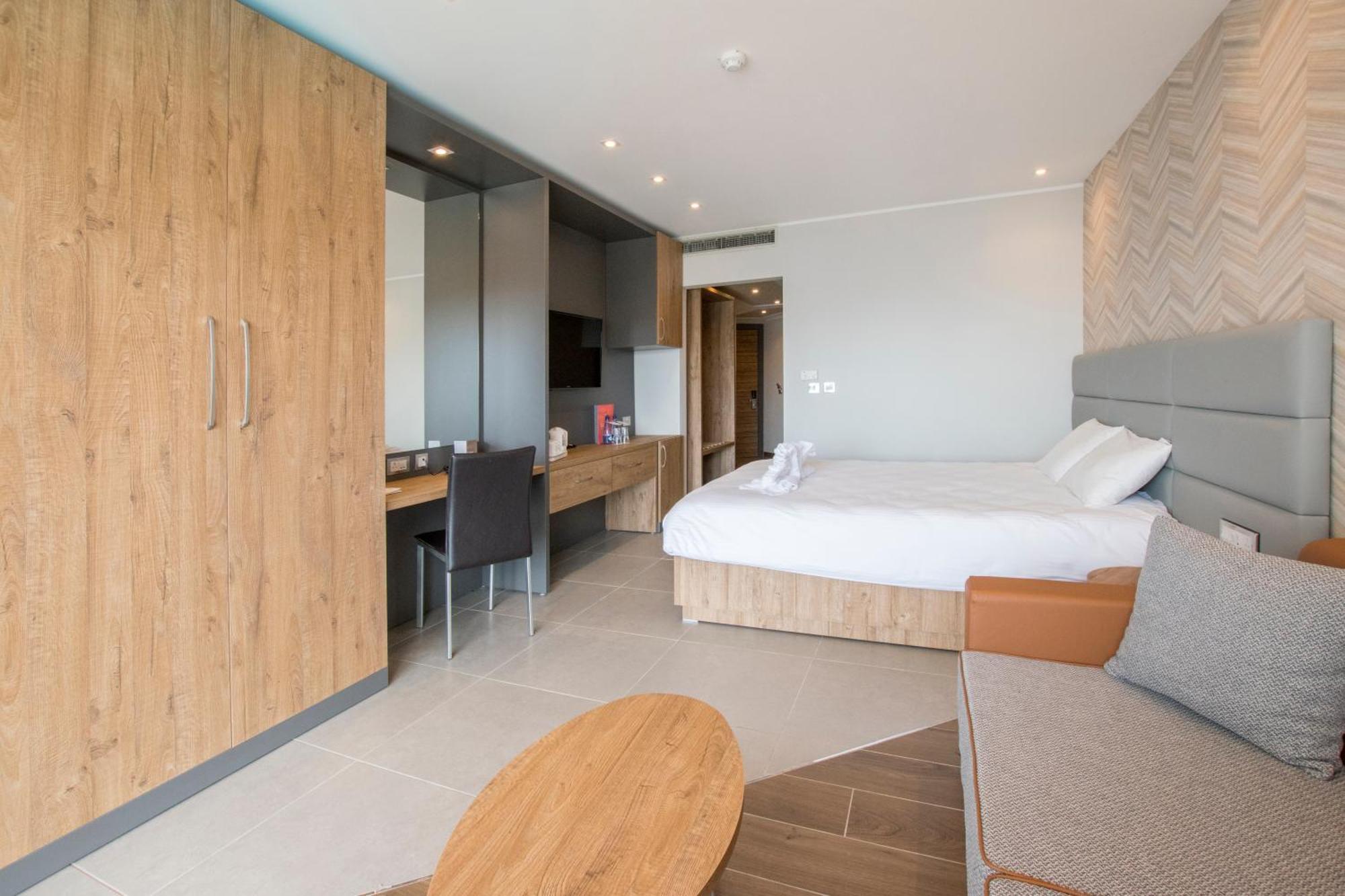 Two-Bedroom Family Room Sofa Bed Sea View