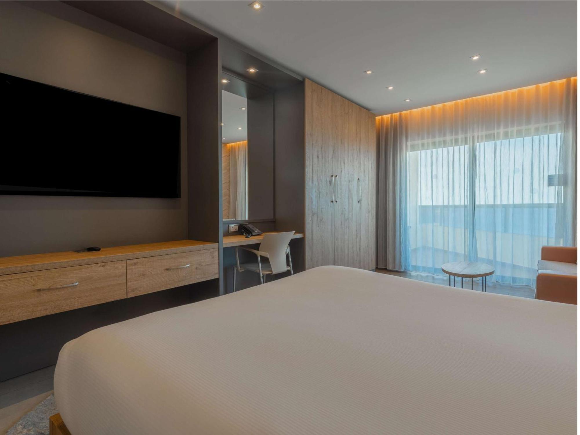 Two-Bedroom Family Room Sofa Bed Sea View
