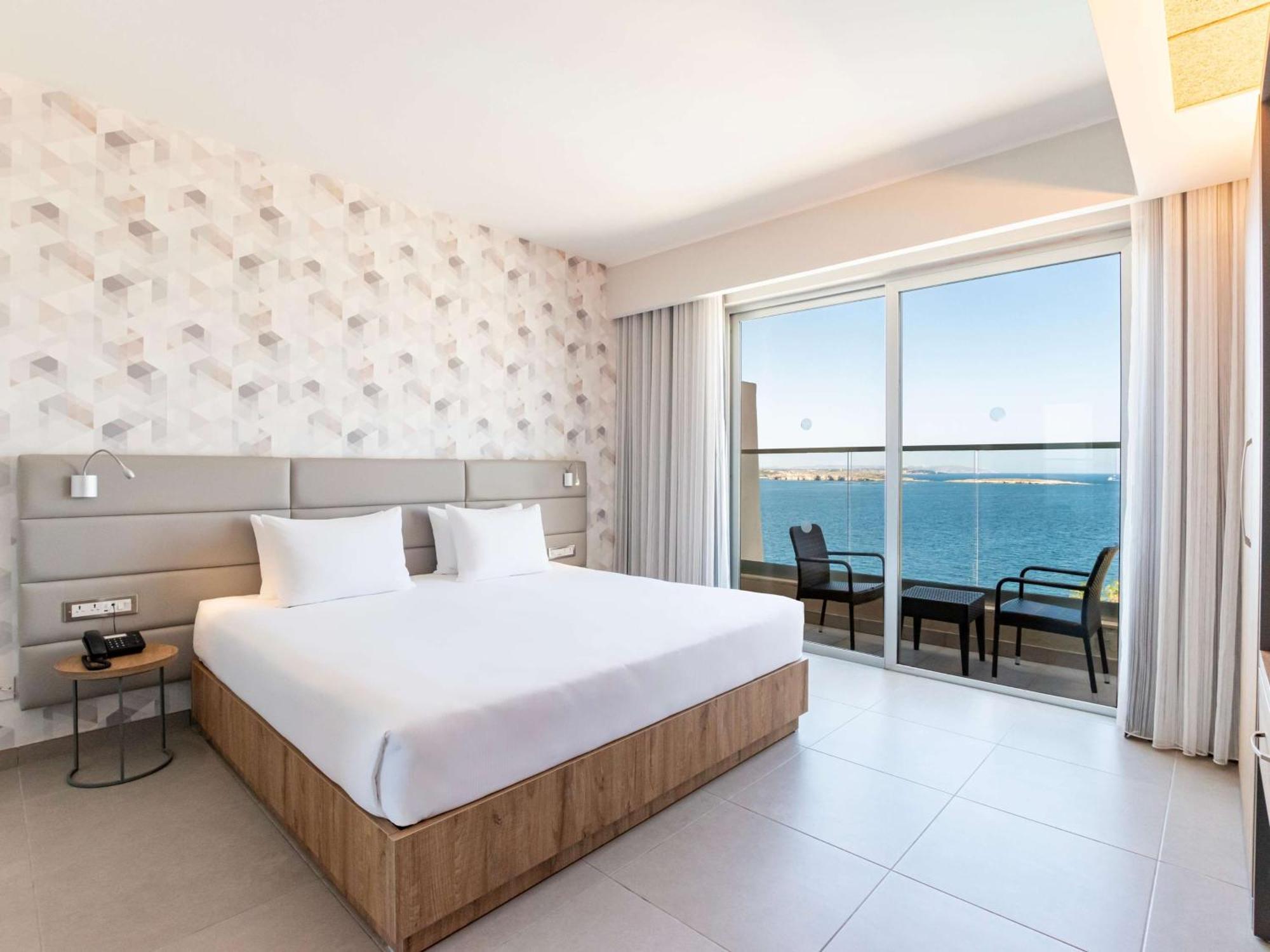One-Bedroom Suite Sea View