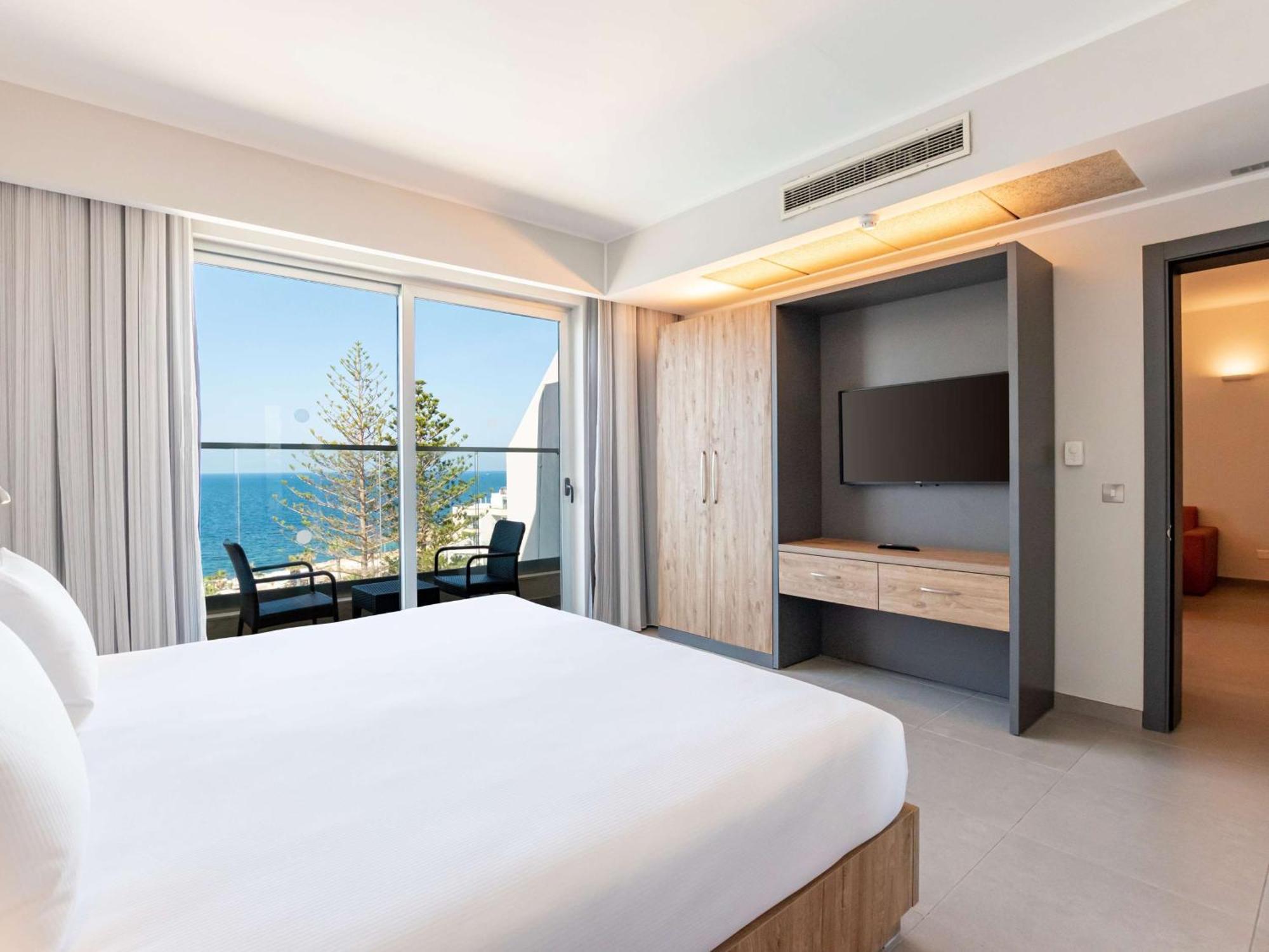 One-Bedroom Suite Sea View