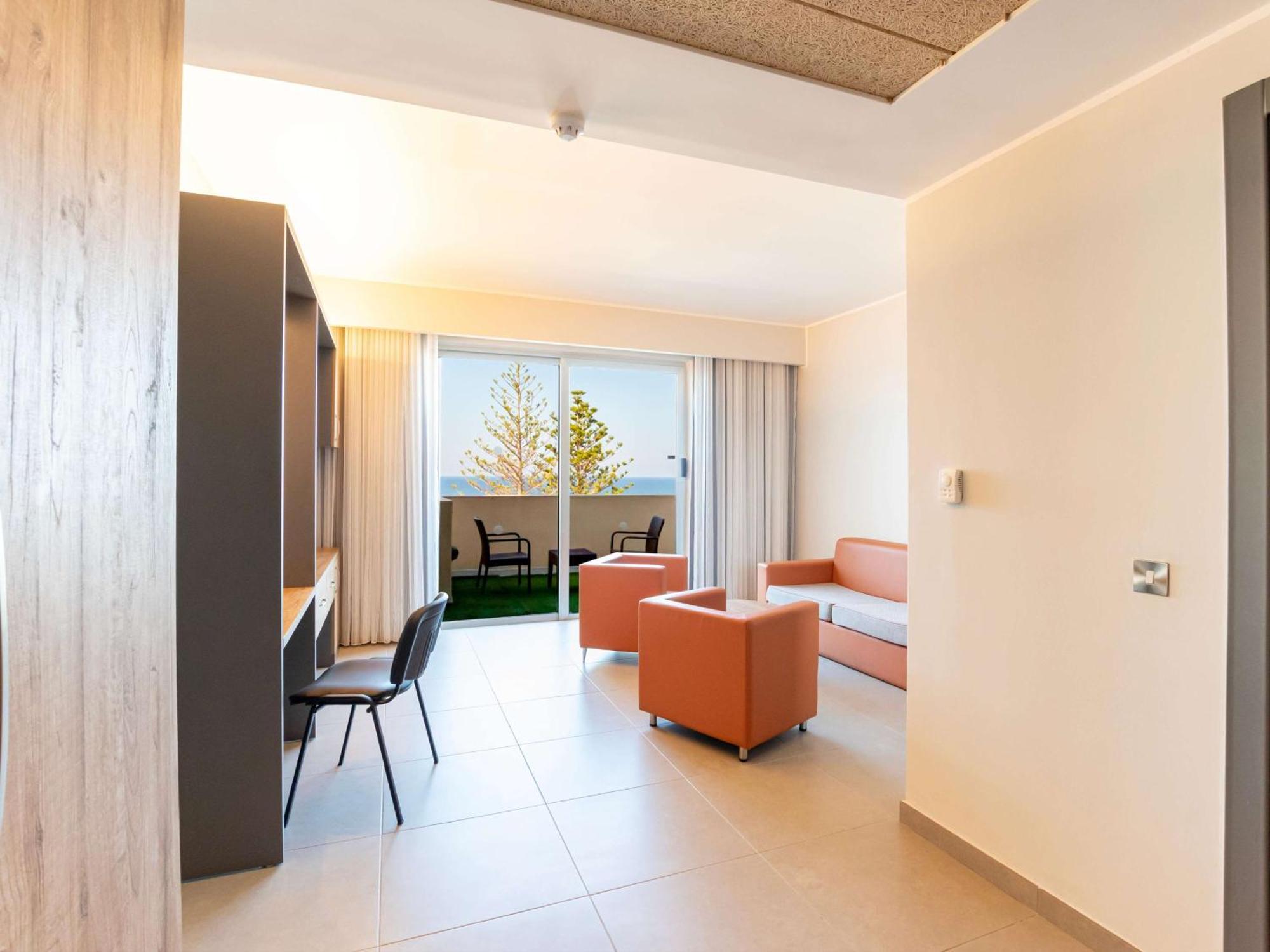 One-Bedroom Suite Sea View