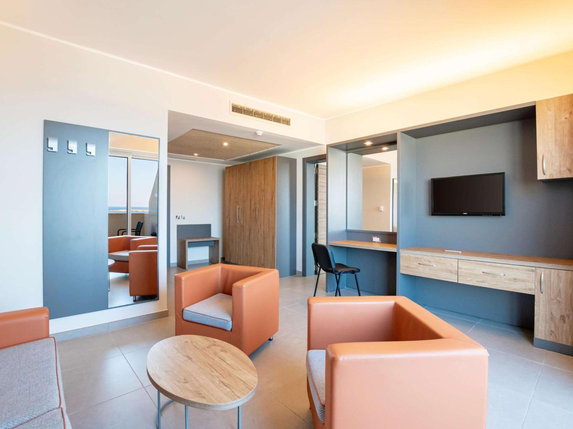 One-Bedroom Suite Sea View